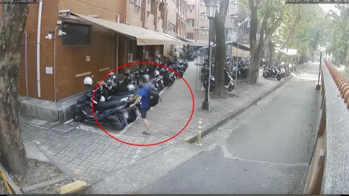 高科大驚見踹車怪客！20多輛機車倒成骨牌　學生怒：校方免負責？
