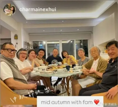 ▲許紹雄（左一）中秋節和一票好友歡聚，看不出身體有異狀。（圖／翻攝自微博）