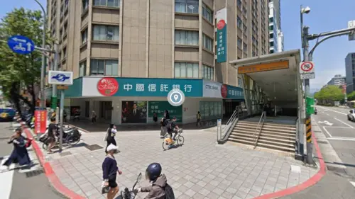 ▲中信證券10月29日下午3時，在全台10間分公司發雞排。（圖／Google地圖）