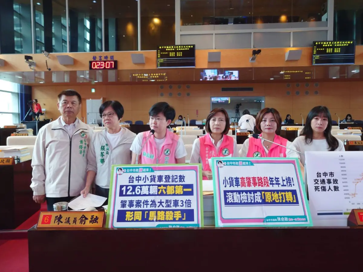 ▲議員陳俞融等人質詢指出，市府道安作為成效不彰，讓小型貨車成為街頭「馬路殺手」。(圖／柳榮俊攝2025.10.28)