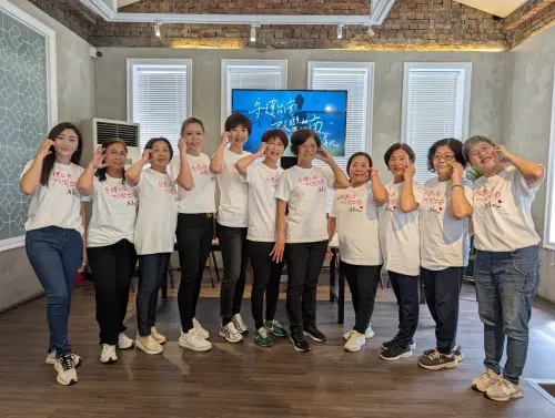 ▲記者會由陳亭妃母親及長期協助的《媽媽們》出席，回顧她近三十年的公共服務歷程。（圖／陳亭妃提供）