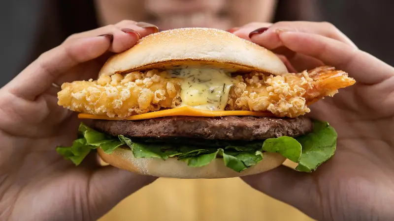 ▲麥當勞睽違兩年Signature 極選系列回歸，10月29日開賣「炸蝦天婦羅堡」系列，大啖安格斯牛肉、辣雞與雙蝦3款海陸漢堡。TGI FRIDAYS星期五美式餐廳打造BURGER CLUB堡包俱樂部。（圖／麥當勞提供）