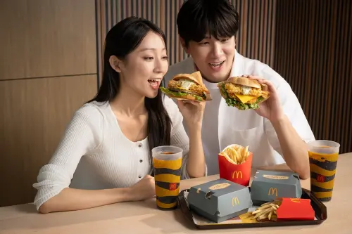 ▲麥當勞「炸蝦天婦羅堡」睽違兩年回歸。（圖／麥當勞提供）