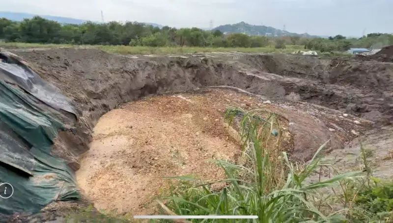 ▲台中市議員江和樹近日直擊霧峰掩埋場，挖出直徑10幾公尺大坑倒廚餘，被網友形容為「燕圾湖」。（圖／江和樹提供）