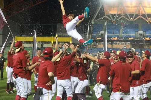 ▲古久保健二才剛率領樂天桃猿拿下中職總冠軍，今日卻震撼宣布卸任。（圖／記者葉政勳攝 ,2025.10.27）