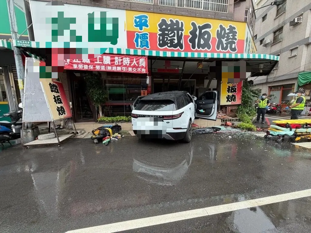 ▲今天上午台中一輛休旅車撞進鐵板燒店，警消到場後發現駕駛明顯死亡，頸部有利刃傷。（圖／民眾提供）