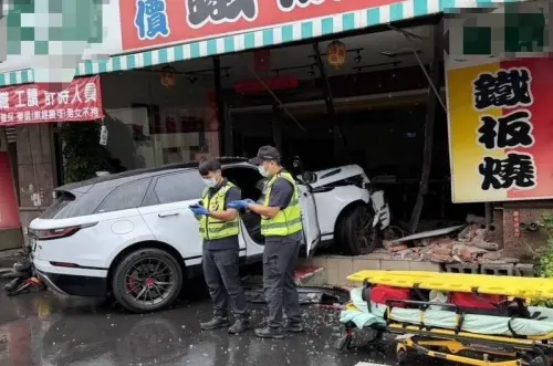 ▲今天上午台中一輛休旅車撞進鐵板燒店，警消到場後發現駕駛明顯死亡，頸部有利刃傷。（圖／民眾提供）