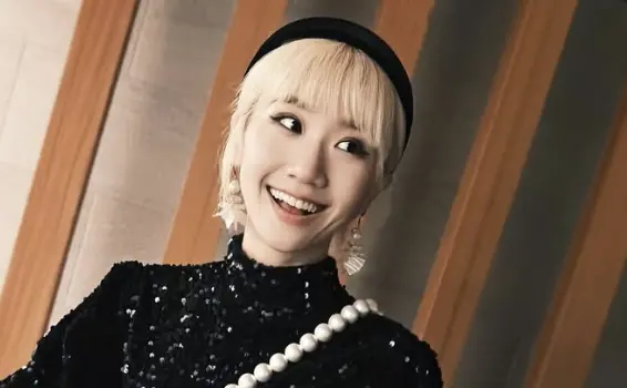 ▲Lulu（如圖）日前參與《膠囊時光》第三季拍攝，節目中曝光一段她國小主持的影片，只見她從小接梗就超順還綜藝摔，讓粉絲笑翻：「跟現在一樣」。（圖／翻攝自IG sunnygirl800424）