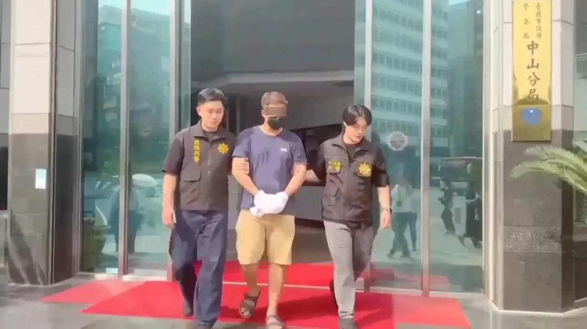 ▲一名41歲的王姓主嫌在手機殼內夾藏海洛因運輸被逮，全案依違反毒品危害防制條例罪嫌移送偵辦。（圖／翻攝畫面）