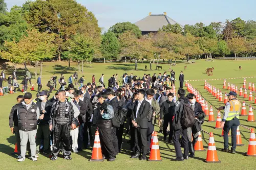 ▲日本前首相安倍晉三槍擊案今（28日）首度開庭，超過700人排隊抽籤旁聽。（圖／美聯社／達志影像）