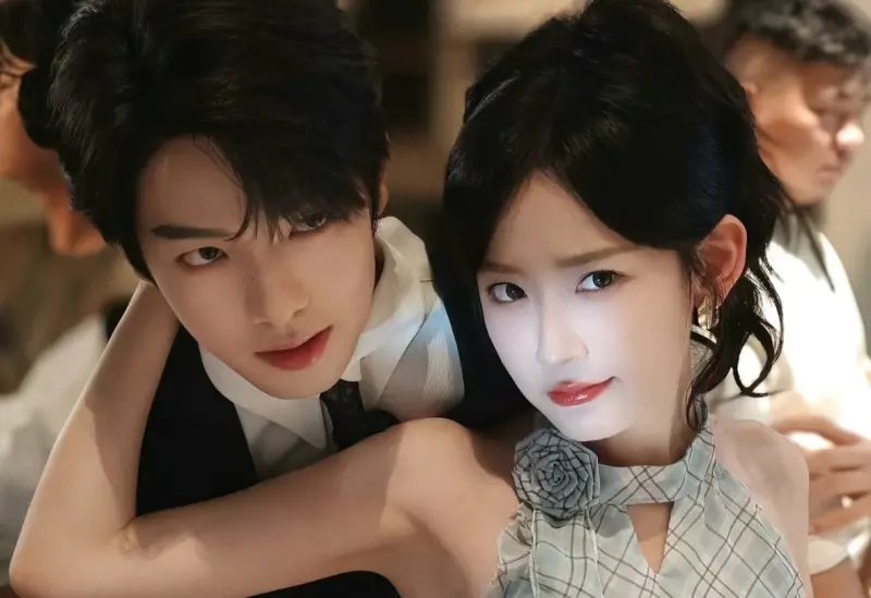 ▲中國短劇CP成真，曾合作過多部短劇的曾輝（左）昨（27）日被拍到在街頭放閃韓雨彤（右），兩人全程十指緊扣，曾輝還甜喊她小名。（圖／微博@椿困稚吟）