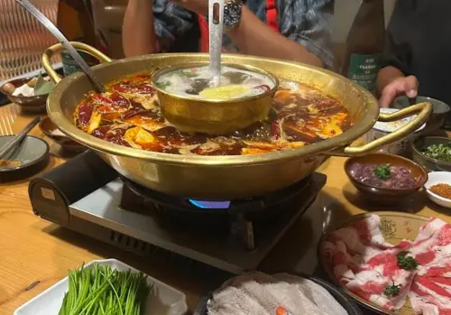 ▲有民眾前往台中霧都老火鍋用餐，卻提到店內火鍋味重，突發奇想與友人穿上雨衣享用美食。（圖／Google評價）