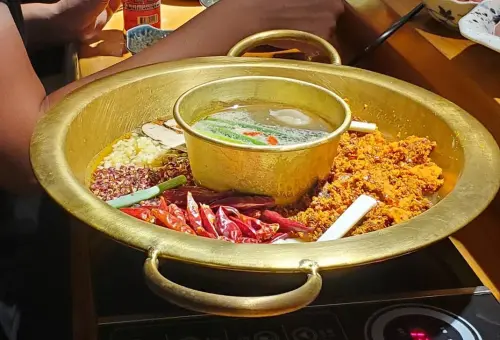 ▲霧都老火鍋湯底以傳統工法透過麻辣牛油湯頭手炒底料，光是底料就使用超過24種辛香料，採用正宗的7分辣油3分湯的作法，營造香麻帶勁的湯底口感。（圖／霧都老火鍋臉書）