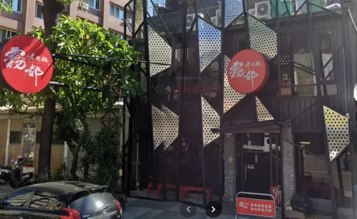 ▲「霧都老火鍋」是台中在地人氣麻辣火鍋店，也是台中人公認最愛的火鍋店之一，每間分店目前在Google評論上都擁有超過破千人評論，不過各門市仍有擁有超過4.5顆星的好成績。（圖／Google地圖）