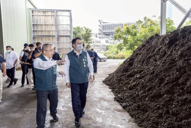 ▲黃偉哲今日視察城西高速廚餘發酵廠，從進料、初步處理、耗氧發酵，到肥料包裝，全程只需要10天，就能把廚餘變成取得雜項肥料登記證的「尚好肥」。（圖／翻攝自黃偉哲臉書）