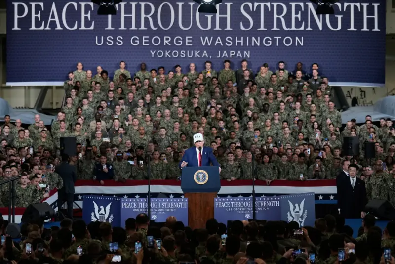 ▲美國總統川普與日本首相高市早苗28日訪問美軍在神奈川縣的橫須賀基地,並在喬治華盛頓號航母上發表演說。(圖/美聯社/達志影像)