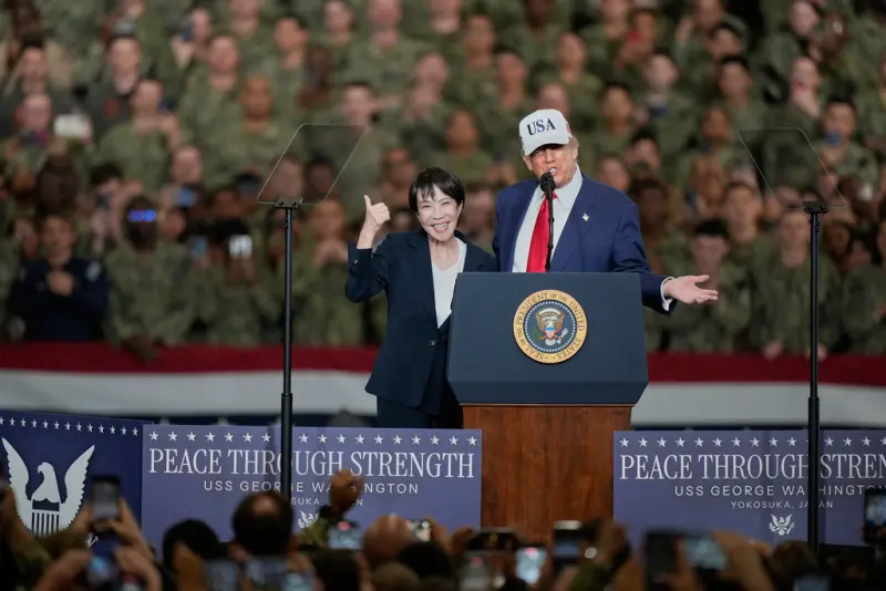 ▲美國總統川普與日本首相高市早苗28日訪問美軍在神奈川縣的橫須賀基地,並在喬治華盛頓號航母上發表演說。(圖/美聯社/達志影像)