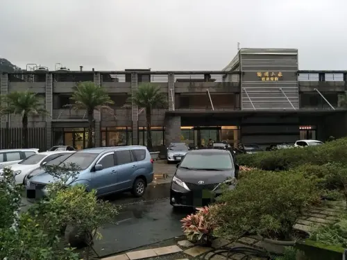 陽明山溫泉會館「女裸湯玩手機」爆爭議！員工一看竟喊：無法制止
