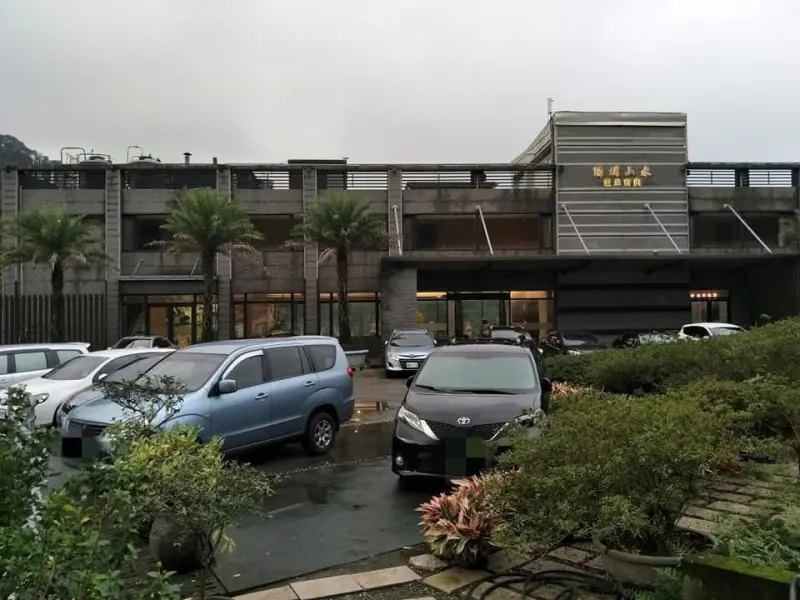 ▲位於陽明山的一間知名溫泉會館傳出有消費者在女裸湯使用手機，且員工未上前制止。（圖／翻攝自臉書）