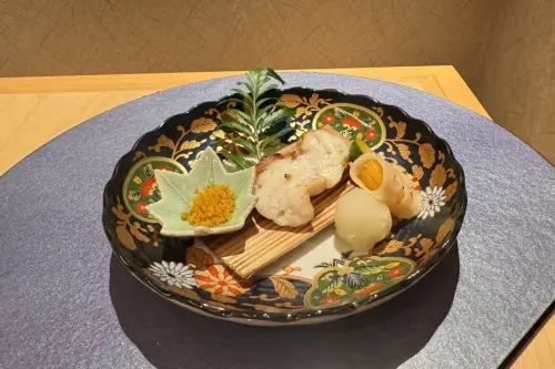 ▲「鹽燒九繪魚」會以杉板燒煙燻，釋放天然的木質香氣，更襯托魚鮮與香氣。（圖／JR東日本台北提供）