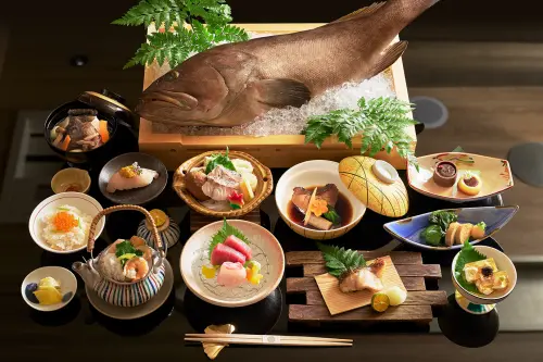 ▲JR東日本台北的「HAYASE日本料理」推出日本夢幻魚「九繪魚」各部位製作出的期間限定會席料理。（圖／JR東日本台北提供）