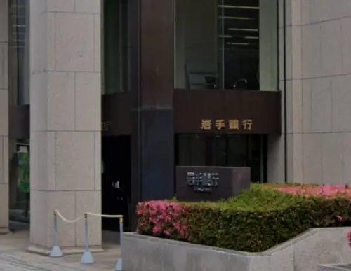 日本熊出沒地點來到商業區！岩手銀行本部驚見小熊　民眾震驚
