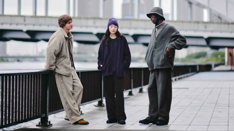 ▲週末氣溫下探18度低溫快買保暖外套禦寒。UNIQLO刷毛外套590元起，推薦10月31日開賣的潮流NEEDLES聯名刷毛寬版開襟外套。Gap秋季新品正價砍6折，還有雙11優惠。（圖／UNIQLO提供）