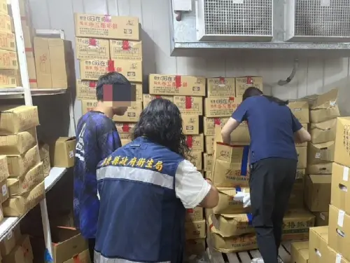 ▲屏東縣衛生局獲報疑有非洲豬瘟肉品流入境內13家業者，立即派員將貨品全部預防性封存。（圖／屏東縣衛生局）