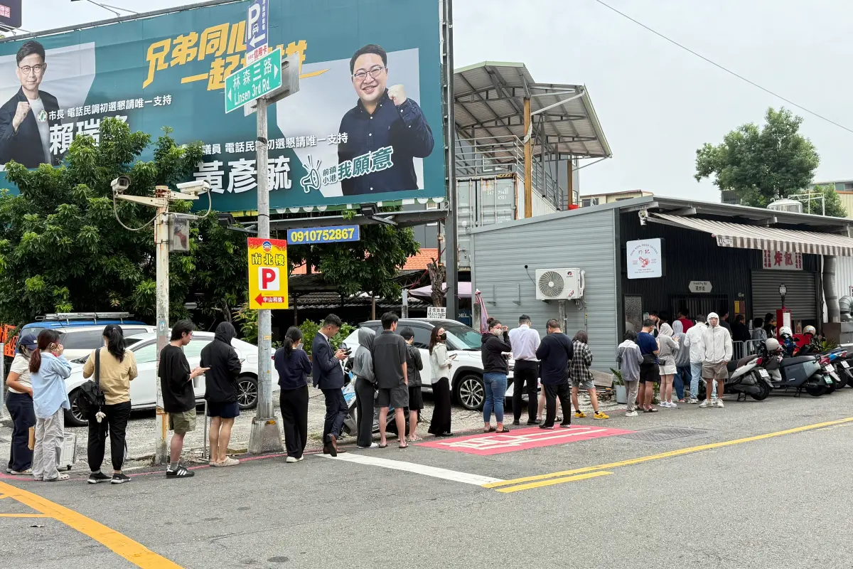 ▲因為BLACKPINK的成員Lisa打卡推薦而爆紅的「炸記」，至今仍每天引來排隊人潮。（圖／記者葉盛耀攝）