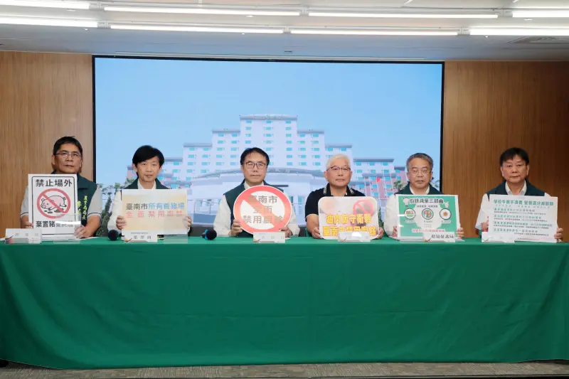 ▲台南市市長黃偉哲呼籲市民配合惜食、減少廚餘產生量，一起守護產業、守住台灣的滷肉飯，並與會人員一同宣誓公私聯手防範非洲豬瘟。(圖／南市府提供)