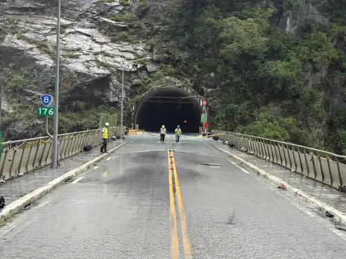 ▲燕子口堰塞湖恐決堤！林保署緊急「人車淨空」。（圖／林業及自然保育署花蓮分署臉書）