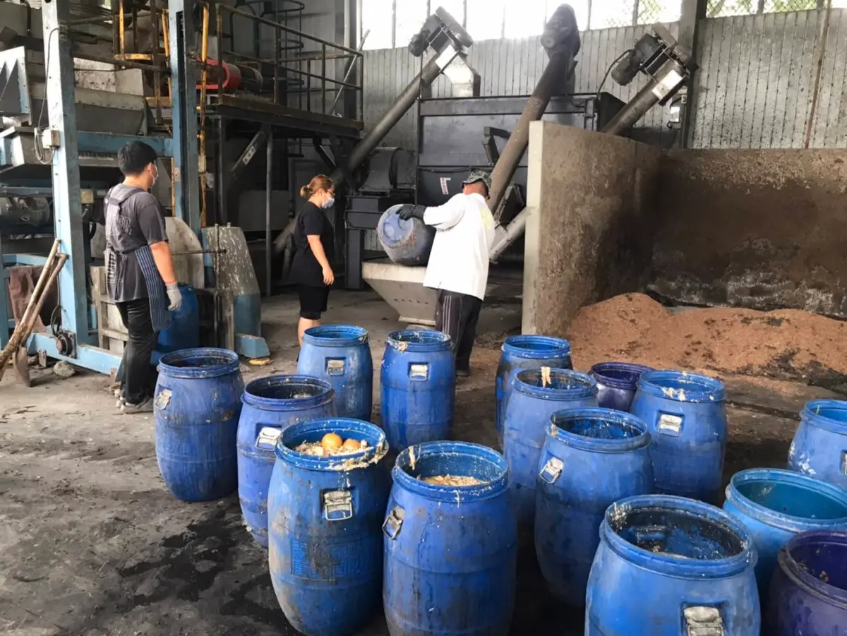 太囂張！屏東某畜牧場不甩禁令 混外縣市廚餘硬闖管制區傾倒