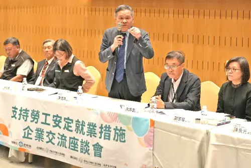 ▲勞動部政務次長李健鴻(站立者)致詞。(圖／勞動部高屏澎東區分署提供)