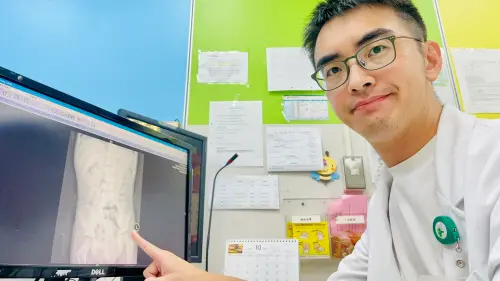 孩童腹痛竟是便祕　醫籲勿邊滑手機邊上廁所
