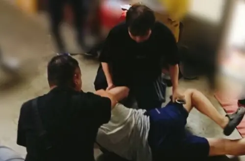 投資失敗動歪腦筋！男持鐵鎚辣椒水搶銀樓　妻勸導才交200萬金飾
