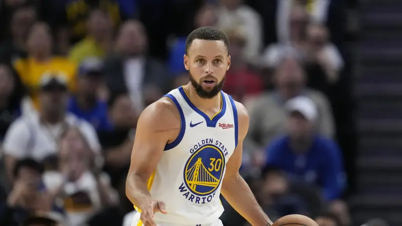 ▲金州勇士當家球星柯瑞（Stephen Curry）賽後罕見發出「接班宣言」，明確點名三位年輕球員——庫明加、波傑姆斯基與穆迪——必須挺身而出。（圖／美聯社／達志影像）