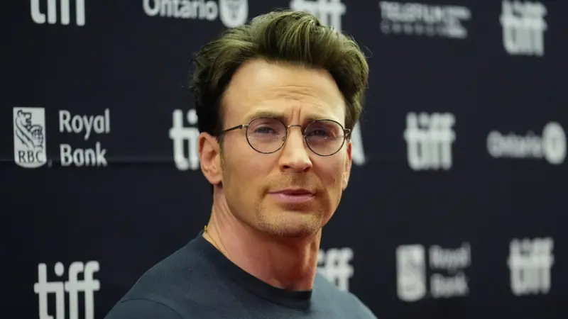 ▲《NOWNEWS今日新聞》整理今日娛樂看點：「美國隊長」克里斯伊凡（如圖）升格當爸喜迎愛女；「棒棒堂」因閃兵風波新北耶誕城演出遭取消；Energy陷閃兵爭議，團體代價恐高達近億元。（圖／美聯社）