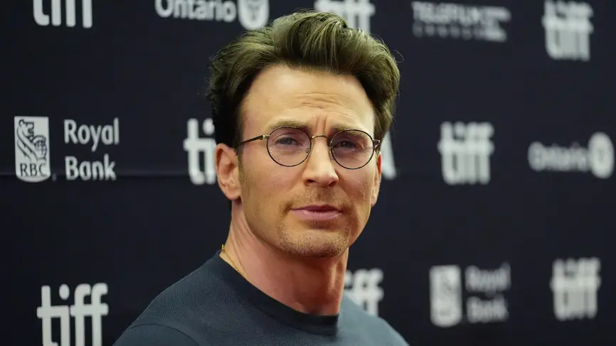 ▲《NOWNEWS今日新聞》整理今日娛樂看點：「美國隊長」克里斯伊凡（如圖）升格當爸喜迎愛女；「棒棒堂」因閃兵風波新北耶誕城演出遭取消；Energy陷閃兵爭議，團體代價恐高達近億元。（圖／美聯社）