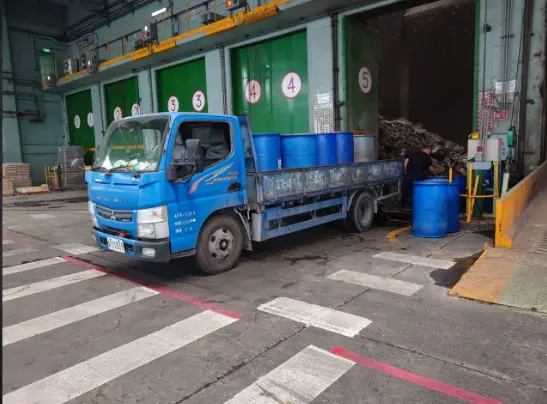 ▲萬丹鄉一間畜牧場無視禁令，將外縣市廚餘倒入焚化廠。（圖／翻攝畫面）