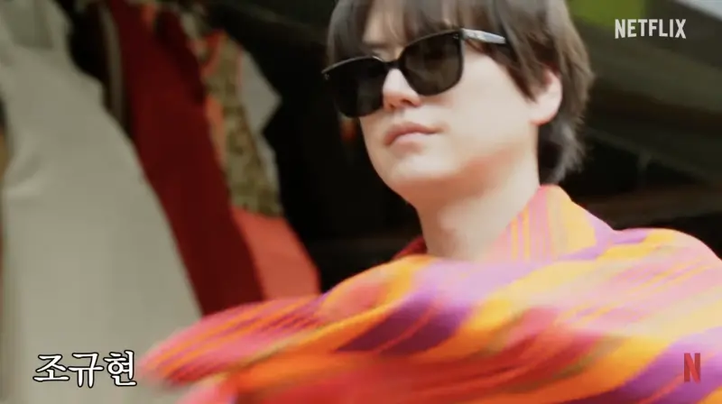 ▲Super Junior圭賢在《去肯亞的三餐》節目預告中和長頸鹿舌吻，超震撼畫面嚇瘋粉絲。（圖／Netflix Korea 넷플릭스 코리아 YouTube）