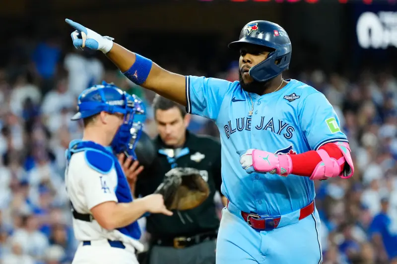 ▲美國職業棒球大聯盟（Major League Baseball）世界大賽第4戰於今（29）日開打，洛杉磯道奇推派日本二刀流球星大谷翔平掛帥先發，雖然在前2局有效壓制多倫多藍鳥打線，不過到了3局上遭到小葛雷諾（Vladimir Guerrero Jr.）2分砲狙擊。（圖／美聯社／達志影像）