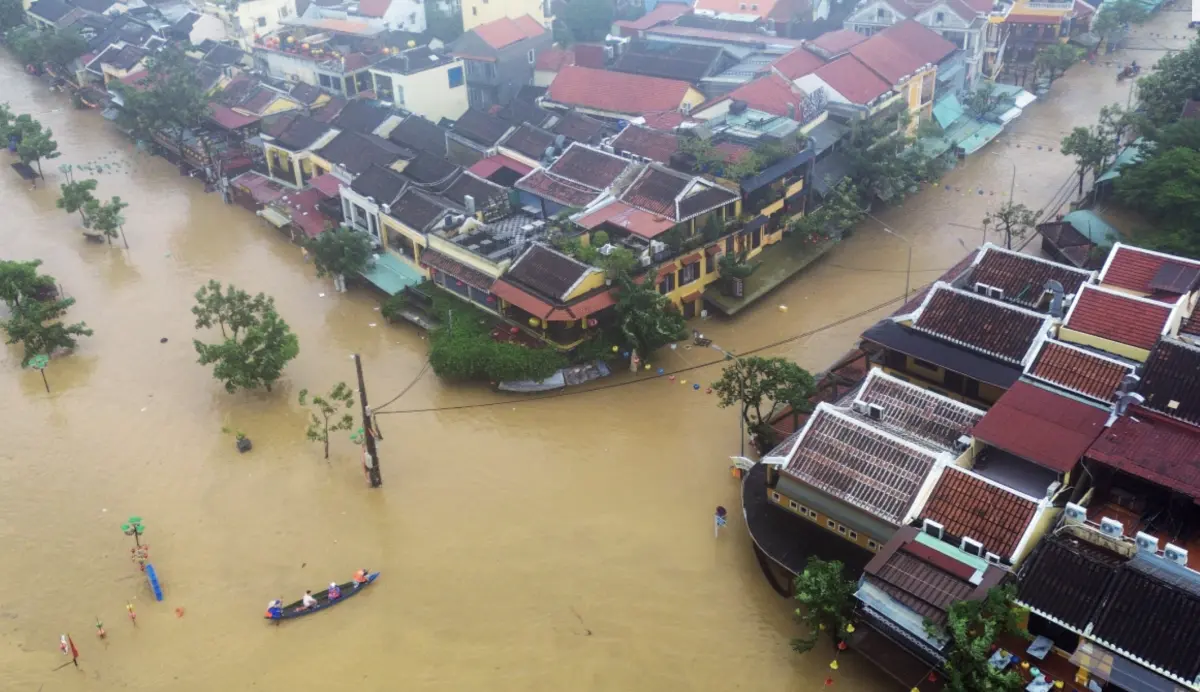 逾35人死！越南中部淹水後慘狀 會安河流水位「創六十年新高」