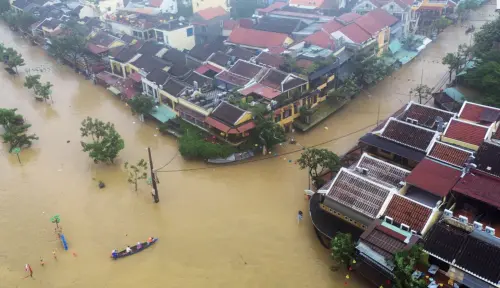 ▲越南旅遊勝地中部城市會安發生歷史性大洪水。（圖／翻攝自越南快訊）