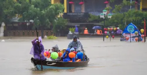 ▲有部分遊客選擇留在水淹區內，搭船沿懷河（Hoai River）購買食物或拍攝「水上會安」的罕見景象。（圖／翻攝自越南快訊）