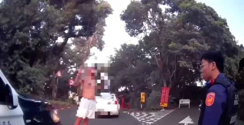 ▲圓山大飯店旁上月4日傳出有一名男子持開山刀砍樹，飯店人員見狀後報警。（圖／翻攝畫面）