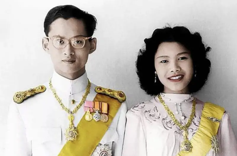 ▲近期逝世的泰國王太后在歷史與民心中具有特殊地位。圖為王太后年輕時與先王合影。（圖／翻攝自臉書）