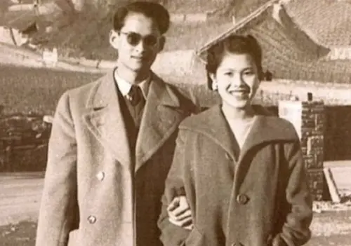 ▲她在巴黎遇見年輕的泰王普密蓬，兩人據稱「一見鐘情」。（圖／翻攝自臉書）