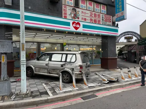 影／蘆洲驚悚車禍！他開一半「整輛車撞進超商」19秒失控瞬間曝光
