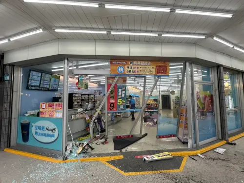 ▲蘆洲小客貨車衝撞進超商。（圖／翻攝畫面）