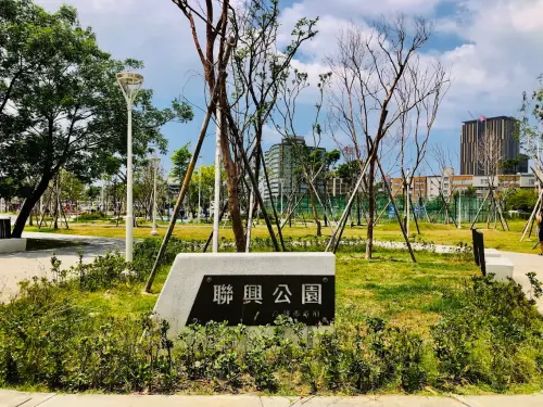 ▲三地開發公告，將三地開發位於99期重劃區新河堤社區聯興公園旁，三民區河堤段4、5、6地號約315.99坪住五土地，以總價5.0874億元售予南京建設，每坪成交價約161萬元。（圖／Google評價）